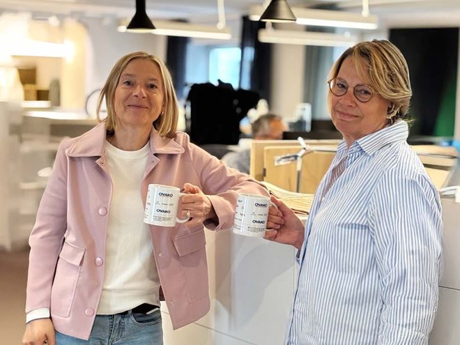 Two Ovako colleagues with ovako mugs